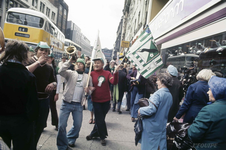 Ce 12 mai 1976, la ville de Glasgow est envahie par la déferlante stéphanoise. Les supporters des Verts se font entendre dans les rues écossaises.